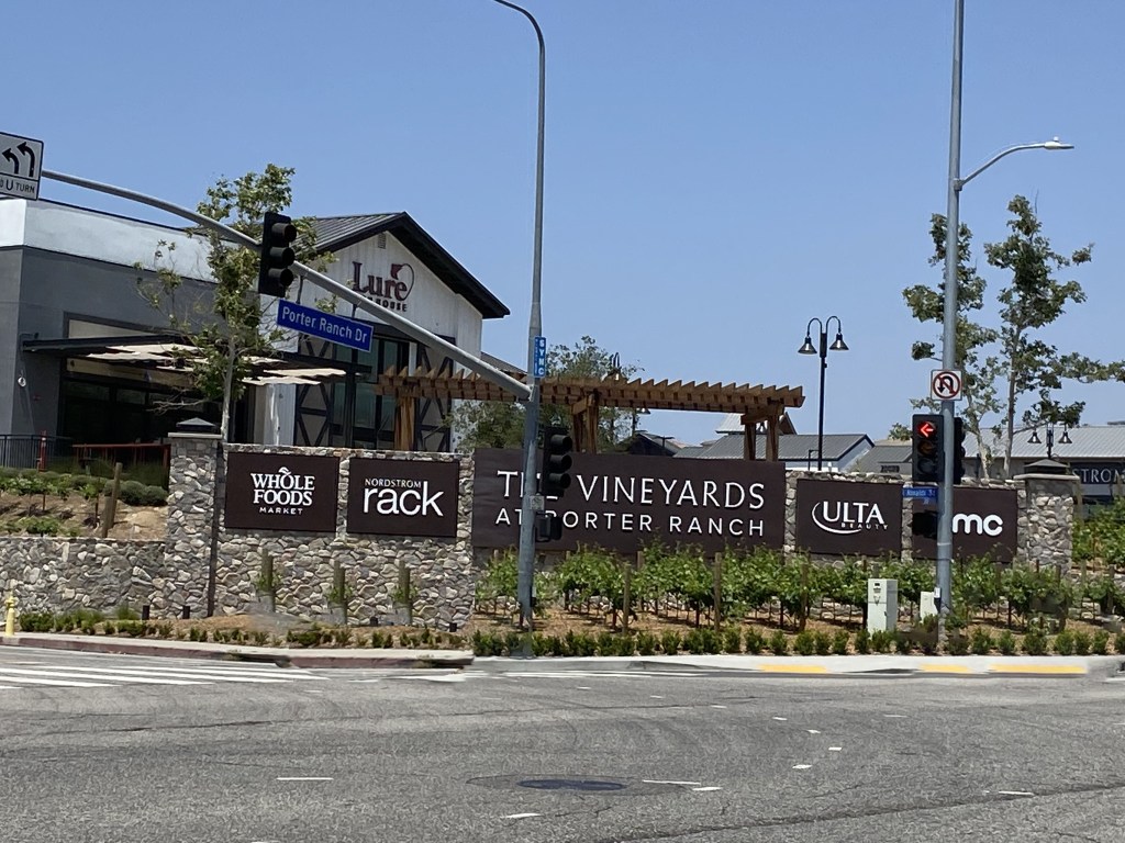 The Vineyards shopping center opens in Porter&nbsp;Ranch