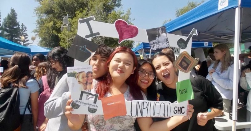 CLUB RUSH: Unplugged Club members pose at a photo opp during Club Rush last semester. Photo courtesy of Orion Ortiz